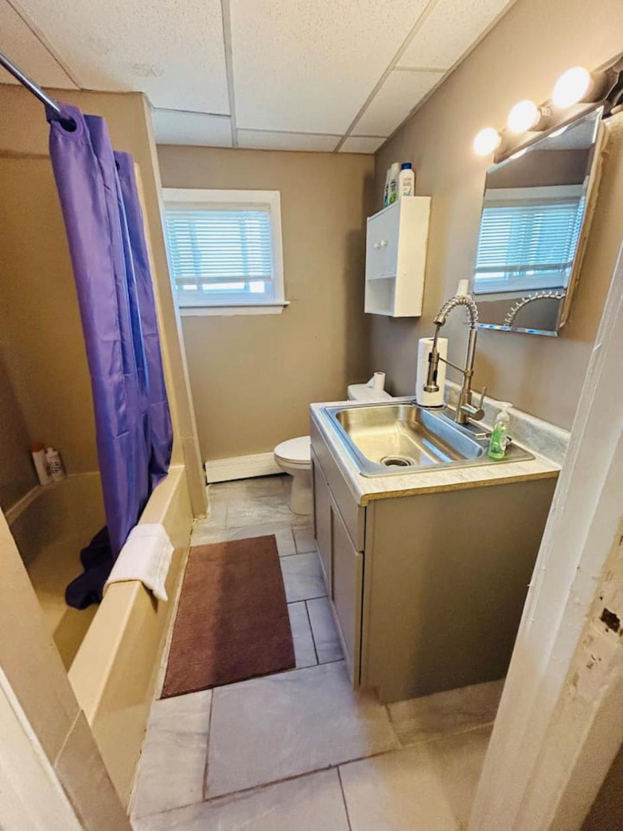 Nice Big Room Near Whole Foods, Brown University With Shared Bathroom And Kitchen Providence Exterior photo